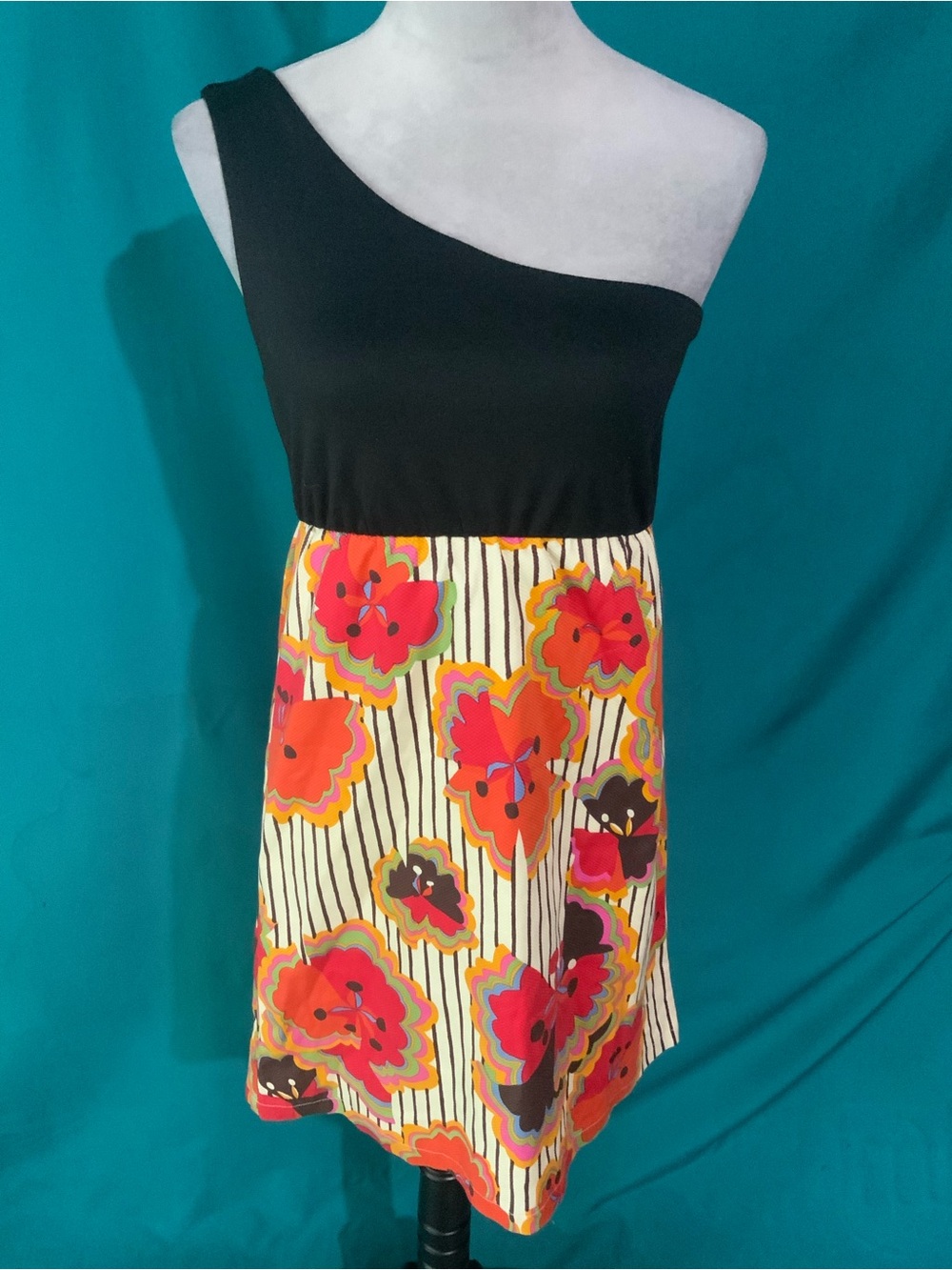 JUDITH MARCH ONE-SHOULDER RETRO MINI DRESS, FITTED BLACK ASYMMETRIC ONE-SHOULDER
